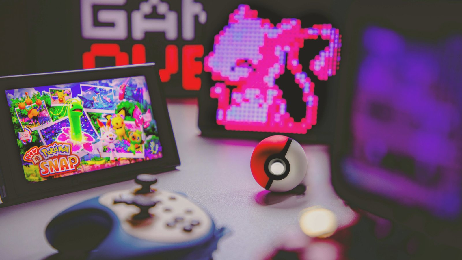 Foto de acessórios como joystick e tablet iluminado