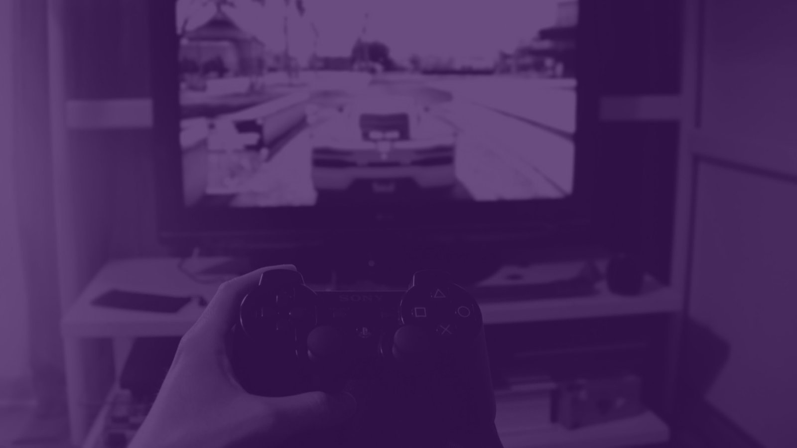 Imagem de jovem jogando videograme